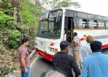 ചുരത്തിൽ മിന്നൽ കുടുങ്ങി : ഗതാഗത തടസം