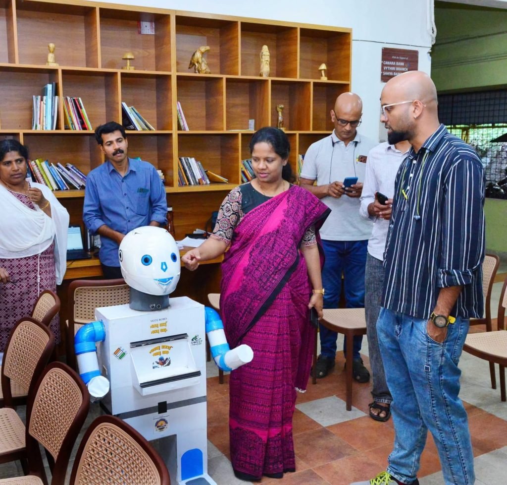 എന്റെ വോട്ട്, എന്റെ ശബ്ദം: കളക്ടറേറ്റില്‍ കൗതുകമായി വോട്ട് റോബോ