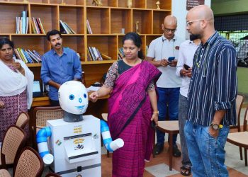 എന്റെ വോട്ട്, എന്റെ ശബ്ദം: കളക്ടറേറ്റില്‍ കൗതുകമായി വോട്ട് റോബോ