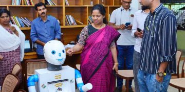 എന്റെ വോട്ട്, എന്റെ ശബ്ദം: കളക്ടറേറ്റില്‍ കൗതുകമായി വോട്ട് റോബോ