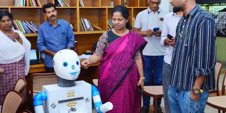 എന്റെ വോട്ട്, എന്റെ ശബ്ദം: കളക്ടറേറ്റില്‍ കൗതുകമായി വോട്ട് റോബോ