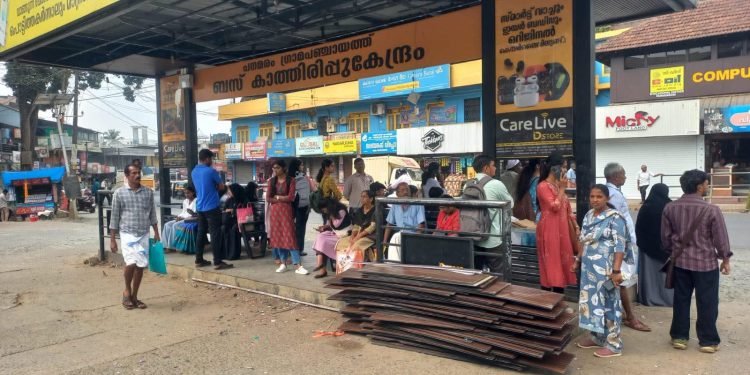 പനമരം ബസ് സ്റ്റാൻഡിലെ ബസ് സ്റ്റോപ്പിനൻറെ സീലിങ് കെ.എസ്.ആർ.ടി.സി ബസ് ഇടിച്ച്  തകർത്തു