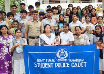 സ്കൂൾ പടിയിറങ്ങുമ്പോൾ  ലൈബ്രറിയിലേക്ക് പുസ്തകങ്ങൾ നൽകി കുട്ടിപ്പാലീസുകാർ