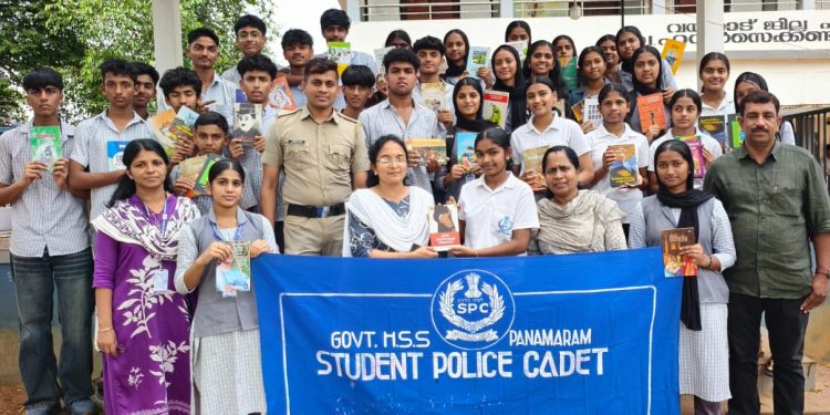 സ്കൂൾ പടിയിറങ്ങുമ്പോൾ ലൈബ്രറിയിലേക്ക് പുസ്തകങ്ങൾ നൽകി കുട്ടിപ്പാലീസുകാർ