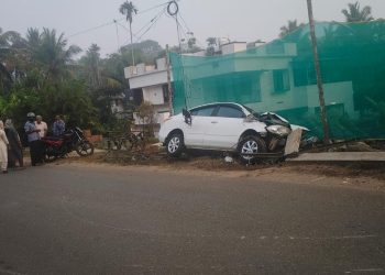 നടവയലിൽ നിയന്ത്രണം വിട്ട കാർ വൈദ്യുതി പോസ്റ്റിൽ ഇടിച്ച് വാഹനാപകടം