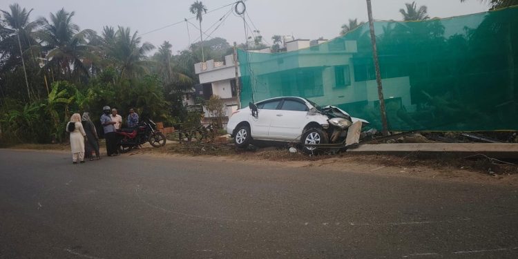 നടവയലിൽ നിയന്ത്രണം വിട്ട കാർ വൈദ്യുതി പോസ്റ്റിൽ ഇടിച്ച് വാഹനാപകടം