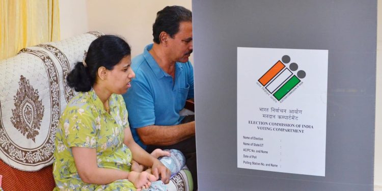 ഹോം വോട്ടിംഗ് തുടങ്ങി; ജില്ലയില് 4437 പേര് സേവനം പ്രയോജനപ്പെടുത്തും