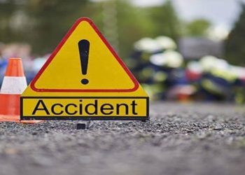 കല്പറ്റയിൽ നിയന്ത്രണം വിട്ട കാർ മതിലിൽ ഇടിച്ച് രണ്ട് പേർക്ക് പരിക്ക്