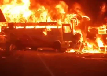 ലോറിയും ബസും കൂട്ടിയിടിച്ച് തീപിടിച്ചു; 14 മരണം