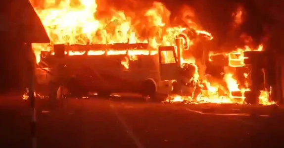 ലോറിയും ബസും കൂട്ടിയിടിച്ച് തീപിടിച്ചു; 14 മരണം