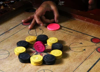 തൃണമൂൽ കോൺഗ്രസ് ഓഫിസിൽ കാരംസ് കളിച്ച് കേന്ദ്രസേന ഉദ്യോഗസ്ഥർ; സസ്പെൻഡ് ചെയ്ത് തിരഞ്ഞെടുപ്പ് കമ്മിഷൻ