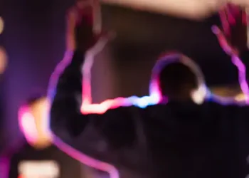 യുവാക്കളെ വലവീശി പിടിച്ച് എത്തിക്കുന്ന യുവതികൾക്കു കമ്മിഷൻ; പ്രീമിയം മദ്യവും വിഭവങ്ങളും ഓർഡർ ചെയ്ത് മുങ്ങും; തട്ടിപ്പിന്റെ പുതിയമുഖം