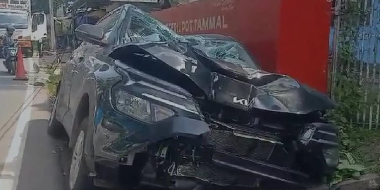 നായ കുറുകെചാടി, ബ്രേക്കിട്ട കാർ ഓടയിലേക്ക് മറിഞ്ഞ് അപകടം; യാത്രക്കാർ രക്ഷപ്പെട്ടത് തലനാരിഴയ്ക്ക്