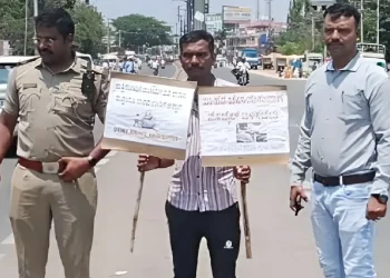 ഹെൽമെറ്റില്ലാതെ യാത്ര ചെയ്തതിന് അപൂർവശിക്ഷ; പ്ലക്കാഡുകളുമായി 7 മണിക്കൂർ നടുറോഡിൽ ബോധവത്കരണം