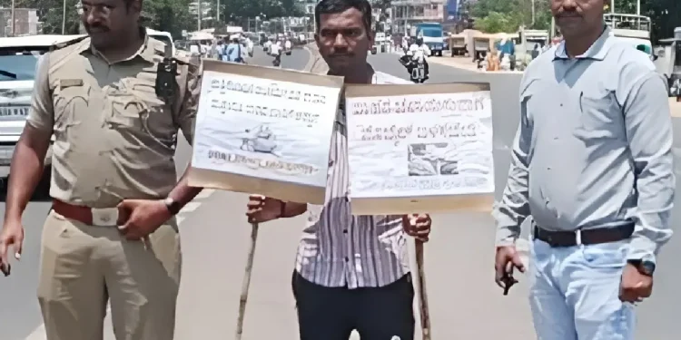 ഹെൽമെറ്റില്ലാതെ യാത്ര ചെയ്തതിന് അപൂർവശിക്ഷ; പ്ലക്കാഡുകളുമായി 7 മണിക്കൂർ നടുറോഡിൽ ബോധവത്കരണം