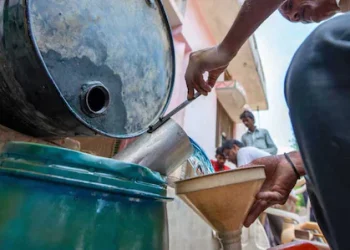 എൽപിജി ക്ഷാമം: തിരഞ്ഞെടുക്കപ്പെട്ട പെട്രോൾ പമ്പുകൾ വഴി ഇനി മണ്ണെണ്ണ; ഉത്തരവിറക്കി കേന്ദ്രം