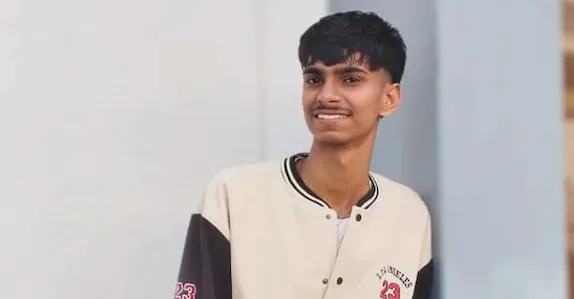 ഫ്ലോട്ടിനു മുന്നിൽ നൃത്തം ചെയ്യവെ കാലിൽ ചവിട്ടി; 19 കാരനെ നടുറോഡിൽ കുത്തിക്കൊലപ്പെടുത്തി യുവാക്കൾ