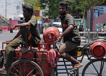 എൽപിജി വില വീണ്ടും കൂട്ടി; യുദ്ധത്തിന്റെ ആഘാതം എത്തുംമുൻപേ വൻ തിരിച്ചടി