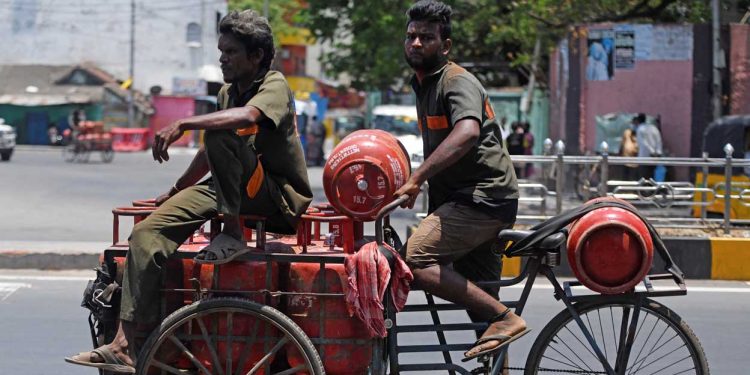 എൽപിജി വില വീണ്ടും കൂട്ടി; യുദ്ധത്തിന്റെ ആഘാതം എത്തുംമുൻപേ വൻ തിരിച്ചടി