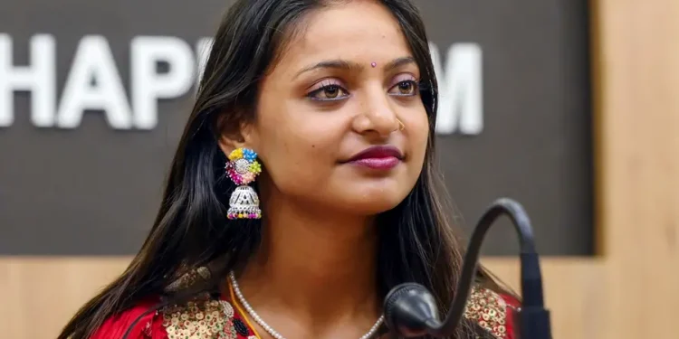 ‘സിനിമാ സെറ്റിൽവെച്ച് പലതവണ ശരീരത്തിൽ കയറിപ്പിടിച്ചു’; സംവിധായകൻ സനോജ് മിശ്രയ്ക്കെതിരെ മൊണാലിസ