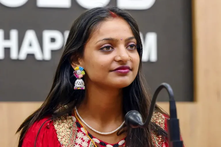 ‘സിനിമാ സെറ്റിൽവെച്ച് പലതവണ ശരീരത്തിൽ കയറിപ്പിടിച്ചു’; സംവിധായകൻ സനോജ് മിശ്രയ്ക്കെതിരെ മൊണാലിസ