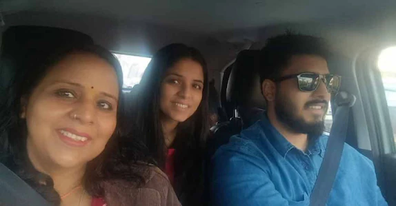 ‘ഒരു സർപ്രൈസുണ്ട്…’ മകന്റെ വാക്ക് കേട്ട് വീട്ടിലെത്തി അമ്മ, രക്തത്തിൽ കുളിച്ച് മകൾ