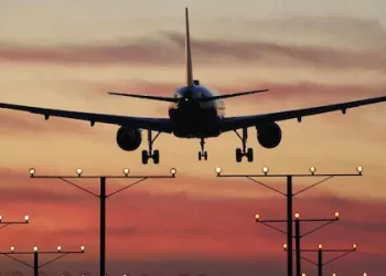 വിമാനവും ട്രക്കും റൺവേയിൽ കൂട്ടിയിടിച്ചു; പൈലറ്റും സഹപൈലറ്റും മരിച്ചു