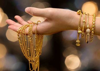 സ്വര്‍ണ വിലയില്‍ ട്വിസ്റ്റ്: ആഗോള വിപണിയില്‍ വന്‍ കുതിപ്പ്, കേരളത്തില്‍ ഇടിവ്