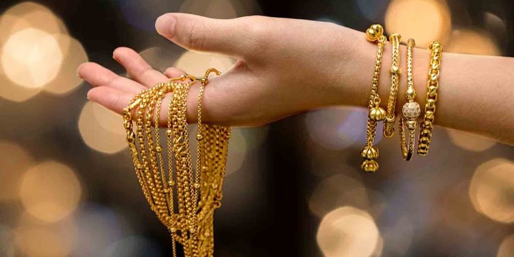 സ്വര്‍ണ വിലയില്‍ ട്വിസ്റ്റ്: ആഗോള വിപണിയില്‍ വന്‍ കുതിപ്പ്, കേരളത്തില്‍ ഇടിവ്