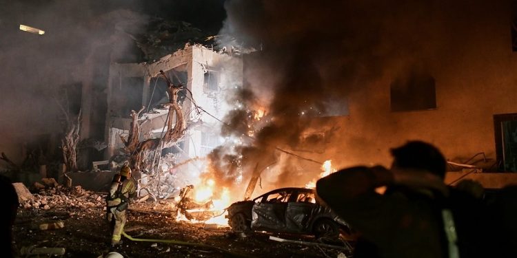 തിരിച്ചടി തുടര്ന്ന് ഇറാന്, സല്മാന് തുറമുഖം ആക്രമിച്ചു; ഇറാന്റെ ബാലിസ്റ്റിക് മിസൈല് ശേഖരം തകര്ത്തെന്ന് അമേരിക്ക