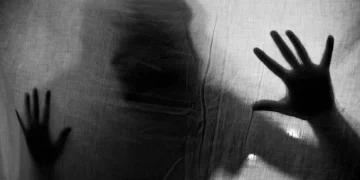 അമ്മയെ കൊന്ന പിതാവ് ജയിലിൽ; പതിനേഴുകാരിയെ പീഡിപ്പിച്ച് അമ്മാവൻമാർ, ഇളയ സഹോദരിയെ വിറ്റു