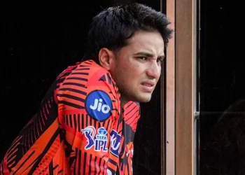 കളിക്കിടെ അശ്ലീല ഭാഷാ പ്രയോഗം! അഭിഷേക് ശർമയെ അച്ചടക്കം പഠിപ്പിക്കാൻ ബിസിസിഐ; വൻതുക പിഴ ചുമത്തി