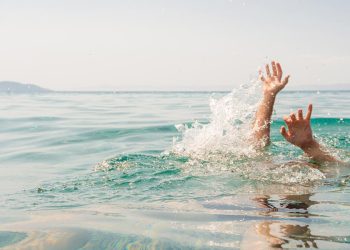 യുവാവ് പുഴയിൽ ചാടി; കൂടെയുണ്ടായിരുന്ന പെൺകുട്ടി ബഹളം വച്ചു, രക്ഷകരായി അഗ്നിരക്ഷാസേന