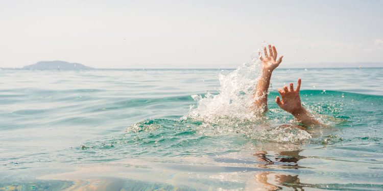 യുവാവ് പുഴയിൽ ചാടി; കൂടെയുണ്ടായിരുന്ന പെൺകുട്ടി ബഹളം വച്ചു, രക്ഷകരായി അഗ്നിരക്ഷാസേന