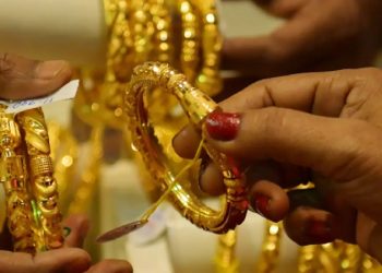 ഇനി സ്വർണം വാങ്ങാൻ പറ്റുമോ? ഒരു പവൻ 1.11 ലക്ഷം രൂപ കടന്നു!