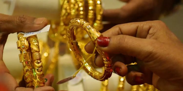 ഇനി സ്വർണം വാങ്ങാൻ പറ്റുമോ? ഒരു പവൻ 1.11 ലക്ഷം രൂപ കടന്നു!