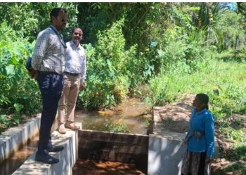 നബാര്‍ഡ് ജില്ലാ മാനേജര്‍ ആര്‍. ആനന്ദ് മുള്ളന്‍കൊല്ലി നീര്‍ത്തട പ്രദേശം സന്ദര്‍ശിക്കുന്നു