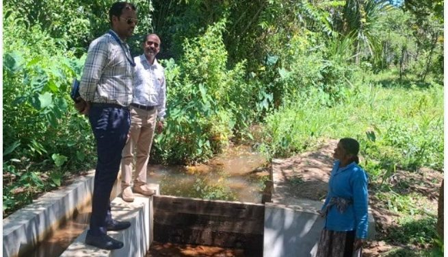 നബാര്ഡ് ജില്ലാ മാനേജര് ആര്. ആനന്ദ് മുള്ളന്കൊല്ലി നീര്ത്തട പ്രദേശം സന്ദര്ശിക്കുന്നു