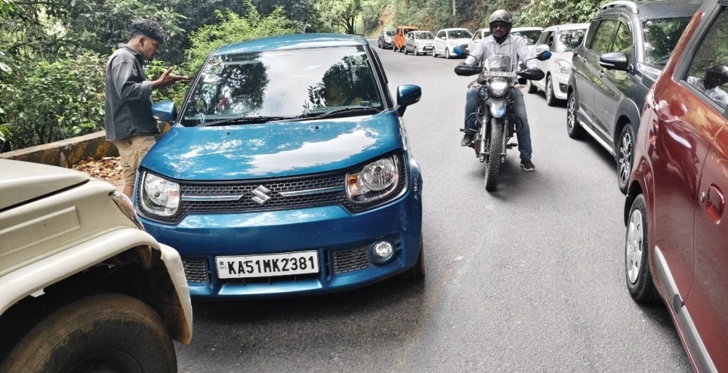 ചുരത്തിൽ വാഹനങ്ങൾ നിരതെറ്റിച്ചെത്തുന്നത് ഗതാഗതക്കുരുക്ക് ഉണ്ടാക്കുന്നു; ശ്രദ്ധയിൽപ്പെട്ടാൽ നിങ്ങൾക്കും പരാതി നൽകാം