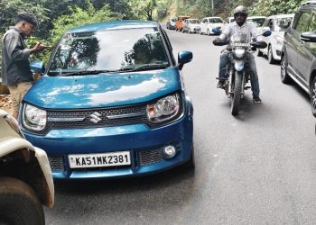 ചുരത്തിൽ വാഹനങ്ങൾ നിരതെറ്റിച്ചെത്തുന്നത് ഗതാഗതക്കുരുക്ക് ഉണ്ടാക്കുന്നു; ശ്രദ്ധയിൽപ്പെട്ടാൽ നിങ്ങൾക്കും പരാതി നൽകാം