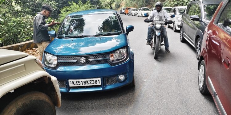 ചുരത്തിൽ വാഹനങ്ങൾ നിരതെറ്റിച്ചെത്തുന്നത് ഗതാഗതക്കുരുക്ക് ഉണ്ടാക്കുന്നു; ശ്രദ്ധയിൽപ്പെട്ടാൽ നിങ്ങൾക്കും പരാതി നൽകാം