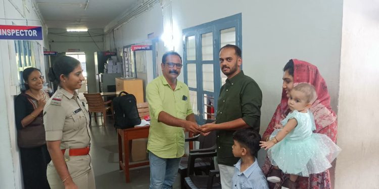 വീണുകിട്ടിയ സ്വർണ്ണാഭരണം തിരികെ ഏൽപ്പിച്ച് അദ്ധ്യാപകൻ മാതൃകയായി