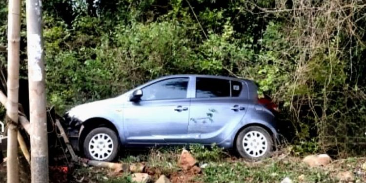 കാർ നിയന്ത്രണം വിട്ട് റോഡരികിലേക്ക് ഇടിച്ചിറങ്ങി; ബസ് കാത്തിരിപ്പ് കേന്ദ്രം തകർന്നു