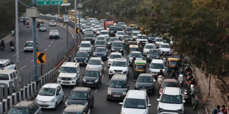 കുട്ടിയുടെ ‘കുസൃതി’, അപകടത്തിൽപെട്ടത് ബൈക്ക് യാത്രികൻ; എല്ലാം കണ്ട് ചിരിച്ച് കാറിന്റെ മുൻ സീറ്റിലിരുന്ന സ്ത്രീ