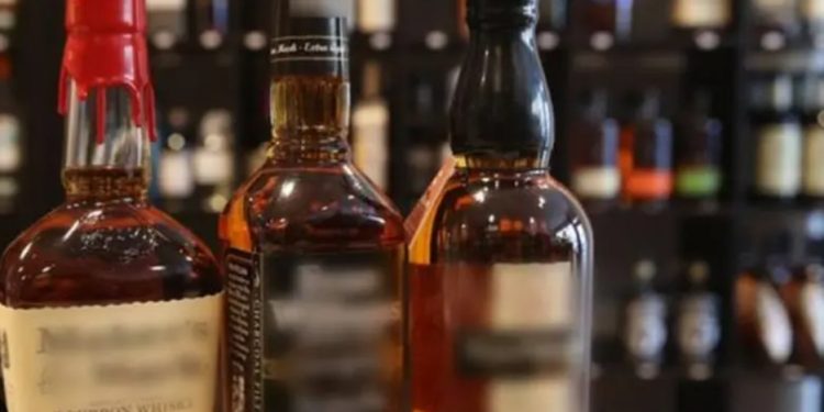 വ്യാപകമായി അനധികൃത മദ്യവിൽപന; 48 മണിക്കൂർ ഡ്രൈഡേ മുതലാക്കാൻ മദ്യം സ്റ്റോക്ക് ചെയ്യൽ