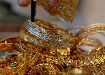 വീടുമാറിയപ്പോള്‍ അയല്‍ക്കാരന് നല്‍കിയ അലമാരയില്‍ 9 വര്‍ഷത്തിന് ശേഷം ‘പൊന്നിന്‍ തിളക്കം’; ‘ഒളിച്ചിരുന്ന’ അഞ്ചു പവന്‍ കൈമാറി