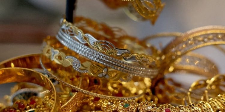 വീടുമാറിയപ്പോള്‍ അയല്‍ക്കാരന് നല്‍കിയ അലമാരയില്‍ 9 വര്‍ഷത്തിന് ശേഷം ‘പൊന്നിന്‍ തിളക്കം’; ‘ഒളിച്ചിരുന്ന’ അഞ്ചു പവന്‍ കൈമാറി