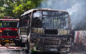 കോഴിക്കോട് ഓടിക്കൊണ്ടിരുന്ന സ്വകാര്യ ബസിന് തീപിടിച്ചു; യാത്രക്കാരെ സുരക്ഷിതമായി പുറത്തിറക്കി