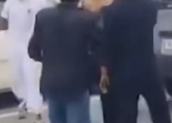 പെൺകുട്ടിയെ കാമുകനൊപ്പം വിട്ട് കോടതി; നടുറോഡിൽ തമ്മിലടിച്ച് ബന്ധുക്കളും കാമുകന്റെ സുഹൃത്തുക്കളും