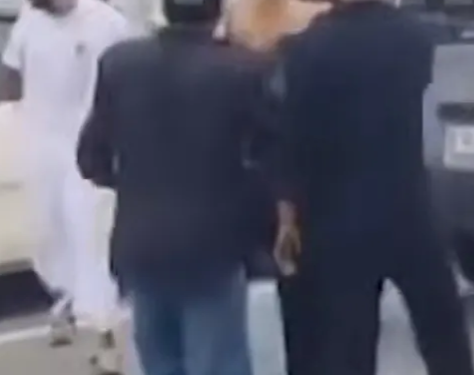 പെൺകുട്ടിയെ കാമുകനൊപ്പം വിട്ട് കോടതി; നടുറോഡിൽ തമ്മിലടിച്ച് ബന്ധുക്കളും കാമുകന്റെ സുഹൃത്തുക്കളും